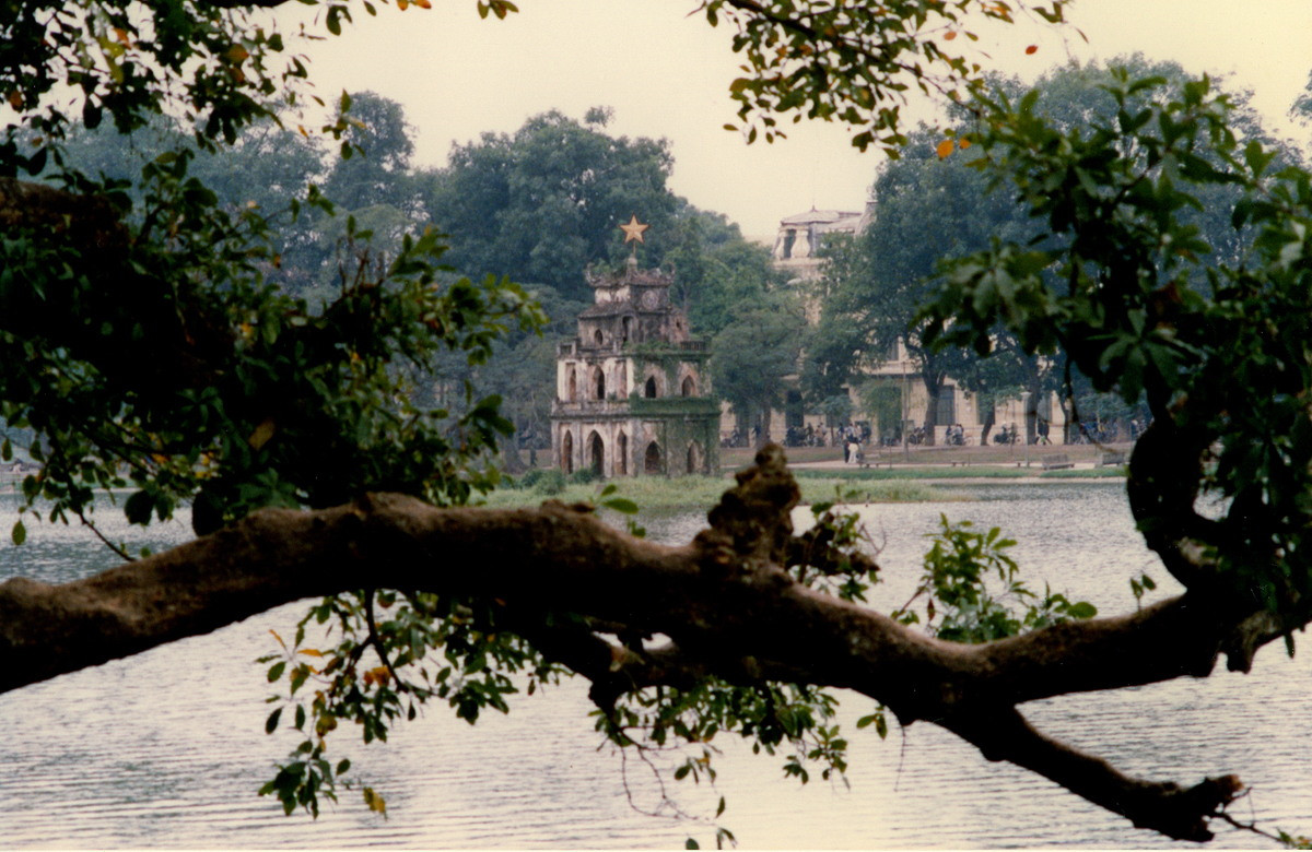 Dáng vẻ rêu phong của Tháp Rùa.