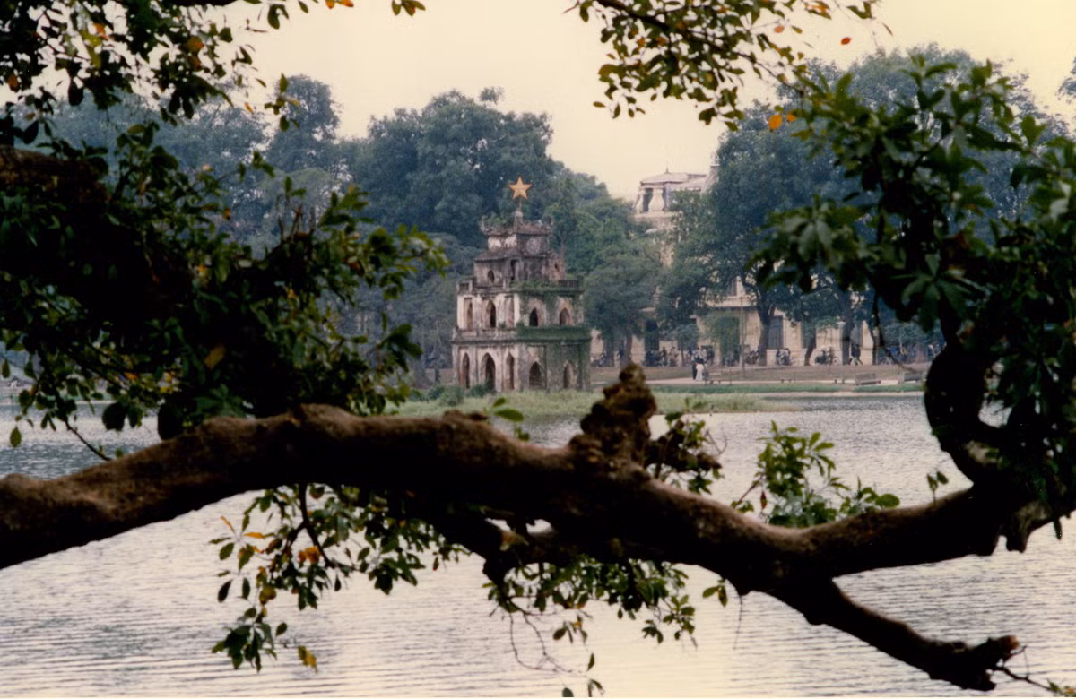 Dáng vẻ rêu phong của Tháp Rùa.