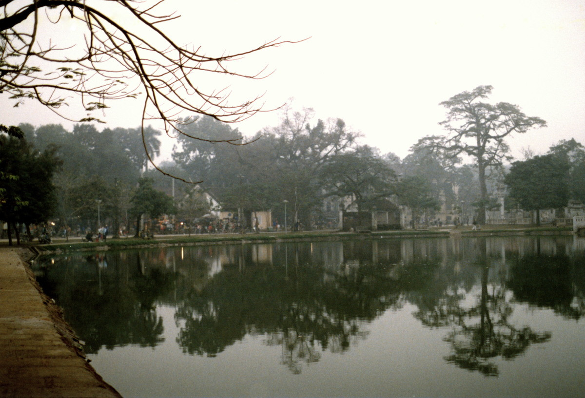 Từ bờ hồ gần quảng trường Đông Kinh Nghĩa Thục nhìn về phía đền Bà Kiệu.