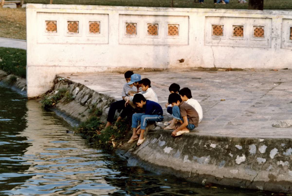 Những đứa trẻ câu cá bên lối vào đền Ngọc Sơn.