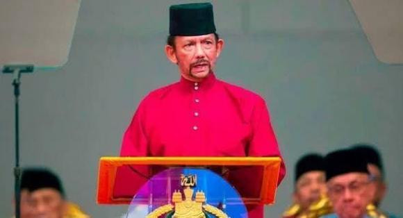 Vị trí thứ 2: Vua Hassanal Bolkiah - Brunei kiếm được nhiều tiền nhờ ngành công nghiệp dầu khí với giá trị tài sản ròng ước tính 20 tỷ USD. Ông sống tại cung điện lớn nhất thế giới và sở hữu bộ sưu tập hơn 600 chiếc xe Rolls-Royce.
