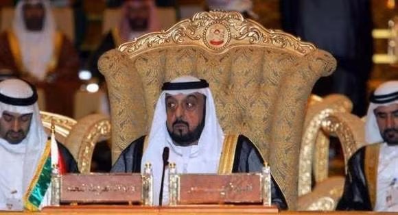 Vị trí thứ 4: Sheikh Khalifa bin Zayed al-Nahyan, Abu Dhabi, UAE - Hoàng gia Abu Dhabi sở hữu khối tài sản khổng lồ về dầu mỏ với giá trị tài sản ròng ước tính khoảng 15 tỷ USD.