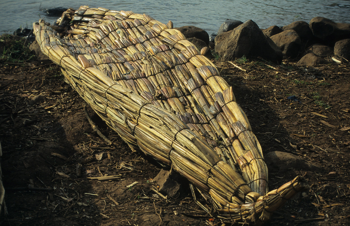 Thuyền làm bằng cây papyrus (thủy trúc) của cư dân sống quanh hồ Tana. Là nguồn của sông Nile Xanh, hồ dài chừng 84 km, rộng 66 km, nằm ở độ cao 1.788 mét trên cao nguyên Ethiopia.