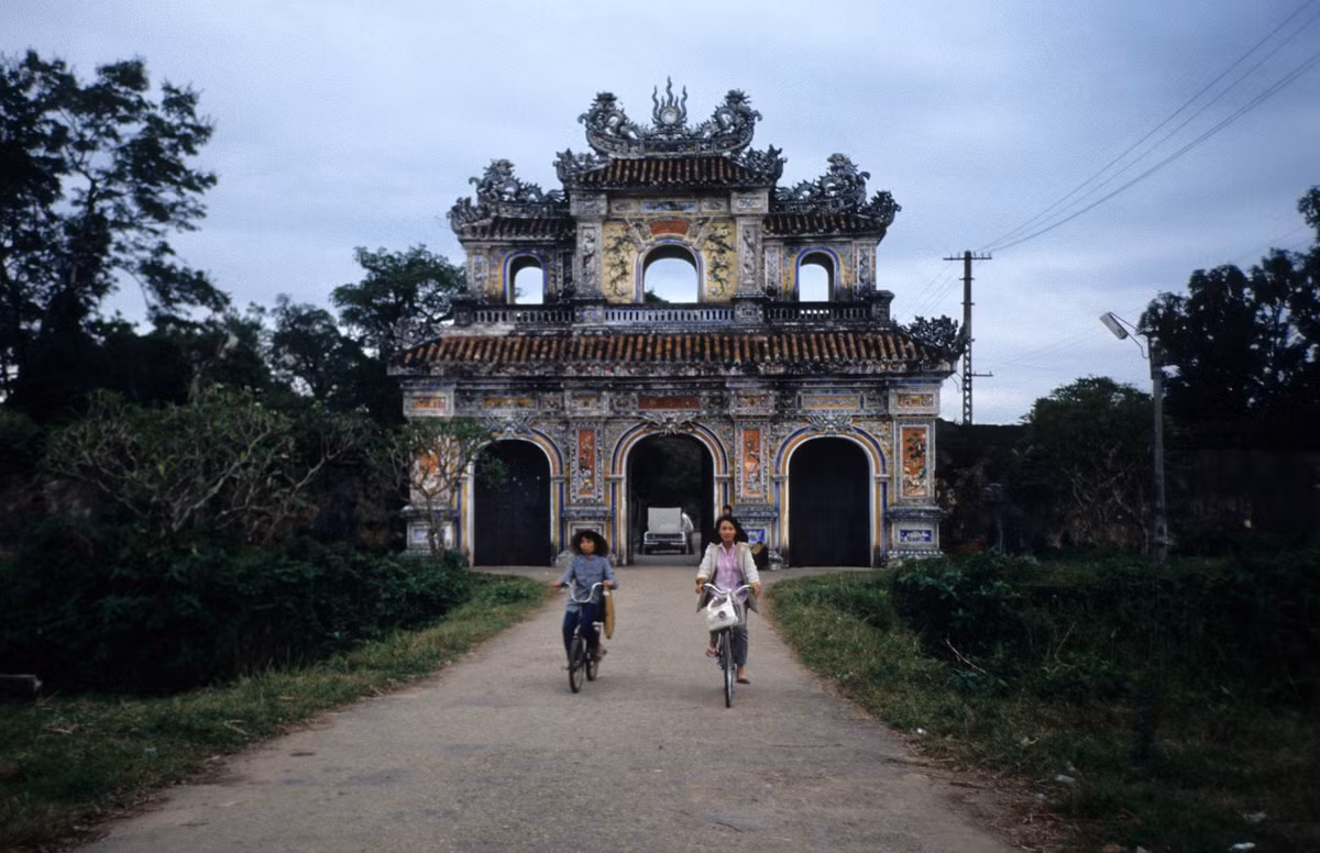 Bên ngoài cửa Hiển Nhơn của Hoàng thành Huế.