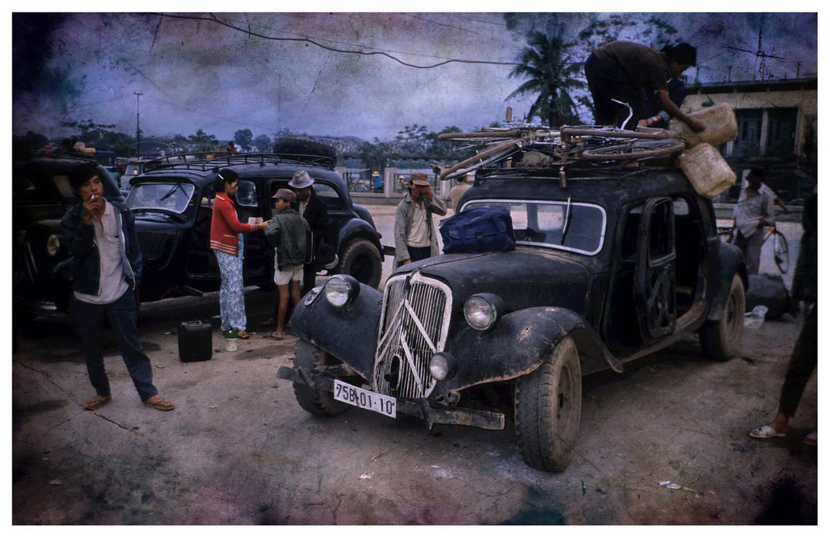 Những chiếc xe hơi cũ kỹ tại bến xe Đông Ba.