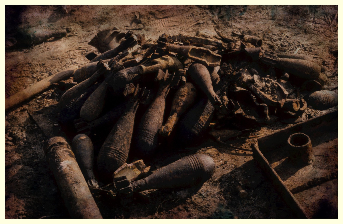 Vỏ đạn cối tại một cơ sở phế liệu ở Huế.