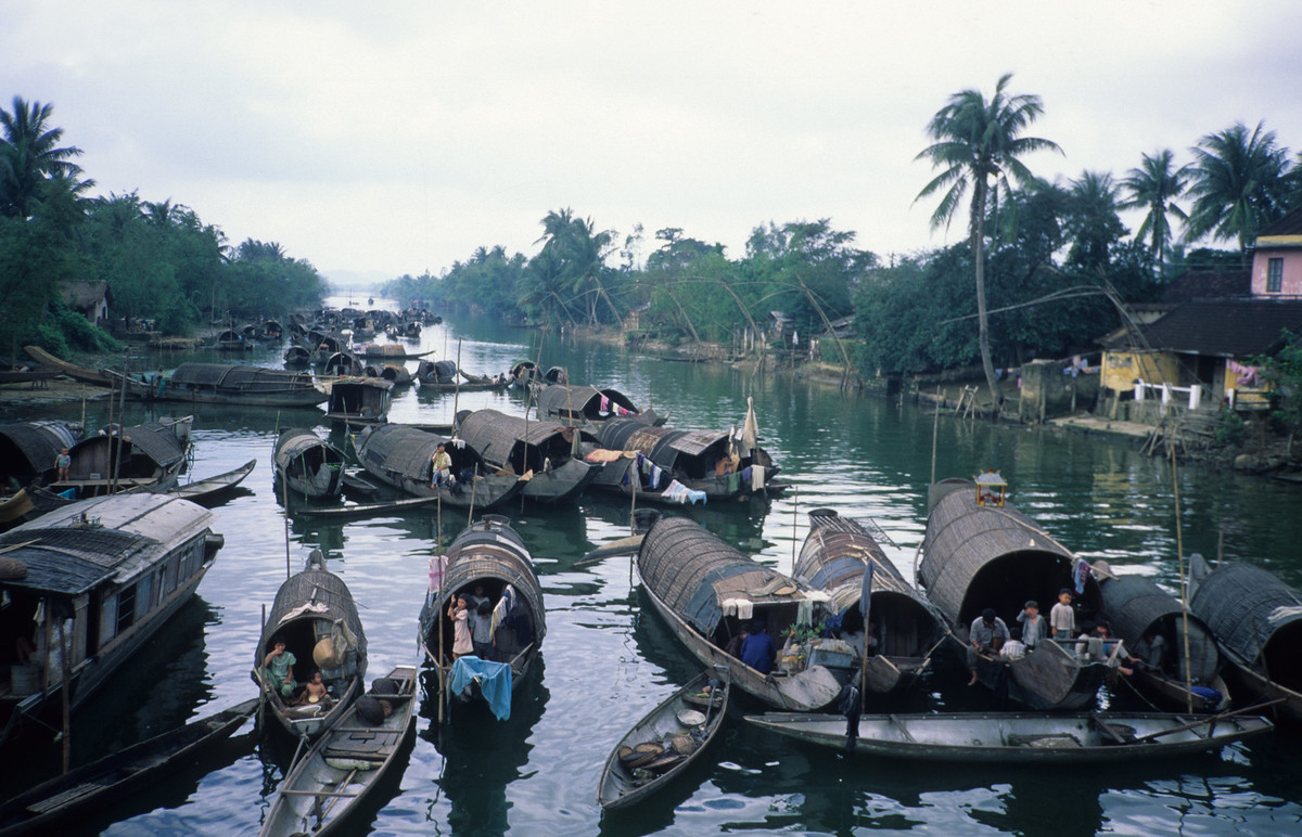 Xóm vạn đò Huế.