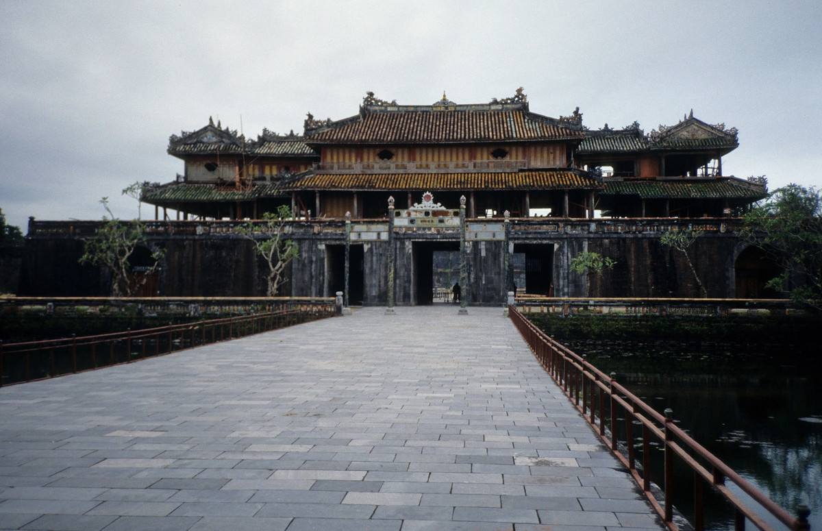 Ngọ Môn - cổng chính của Hoàng thành Huế - nhìn từ cầu Trung Đạo.