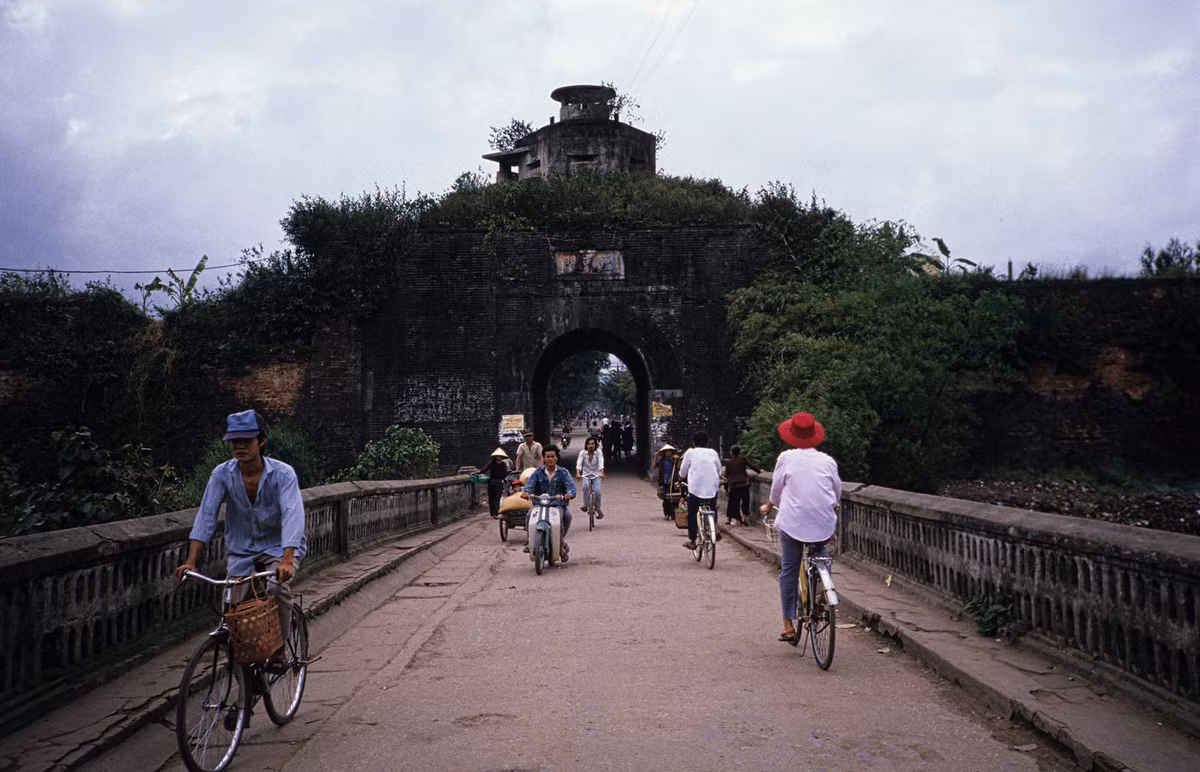 Bên ngoài một cánh cổng của Kinh thành Huế, Cố đô Huế năm 1989. Ảnh: Stefan Hajdu Flickr.