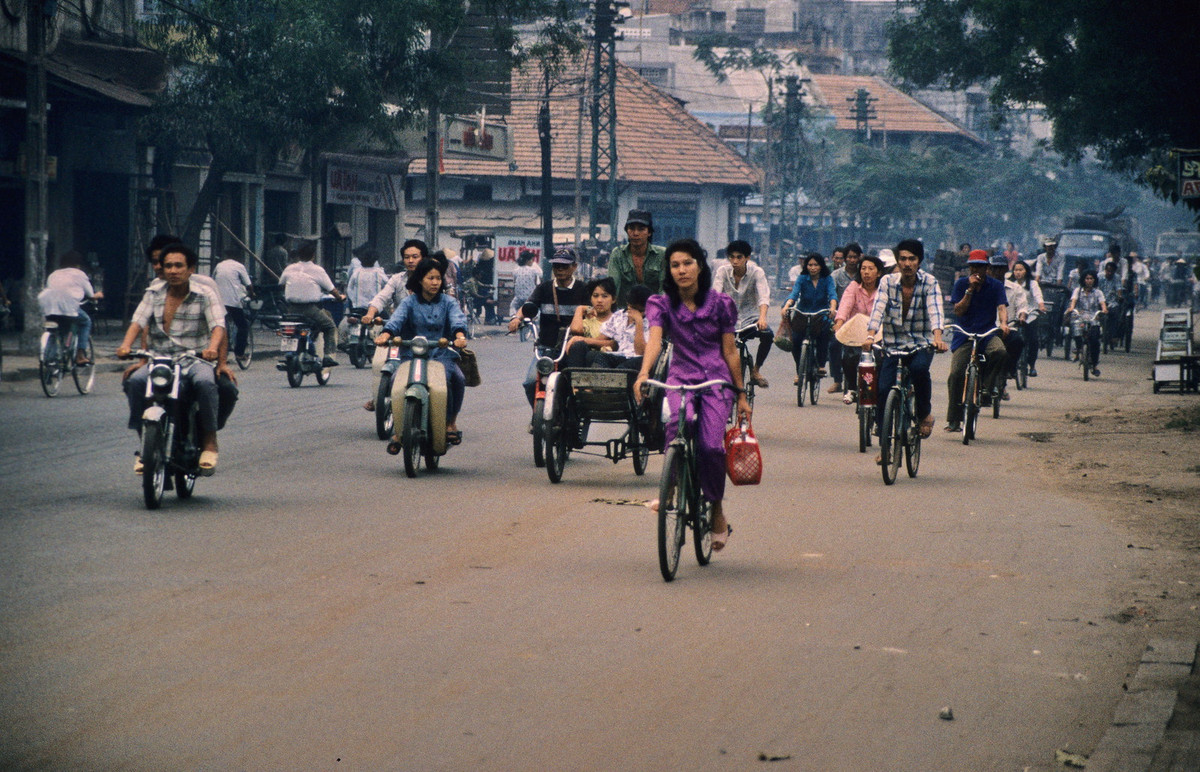 Giao thông trên một con đường ở TP. HCM năm 1989. Ảnh: Stefan Hajdu Flickr.