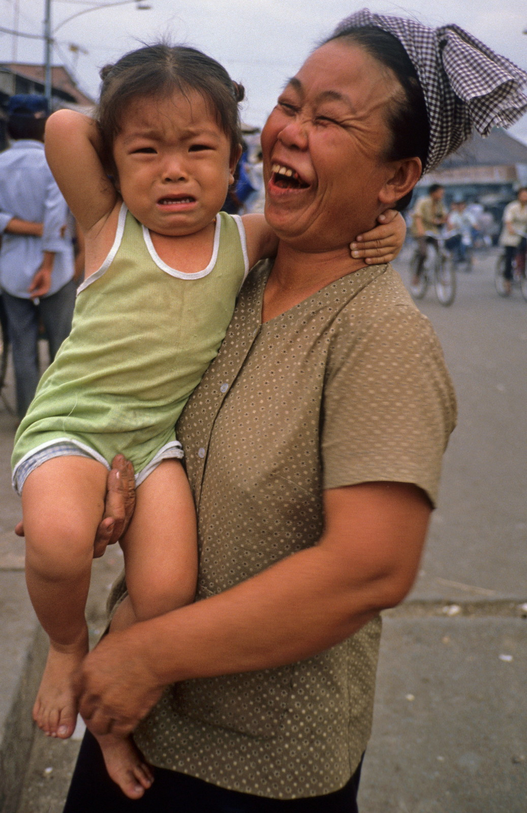 Hai mẹ con trên phố.