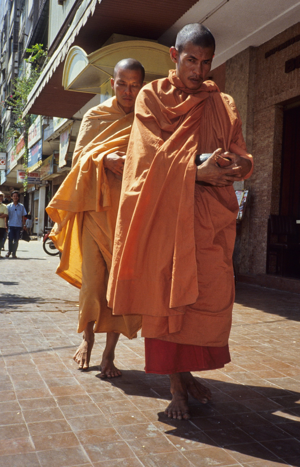 Các nhà sư đi khất thực.