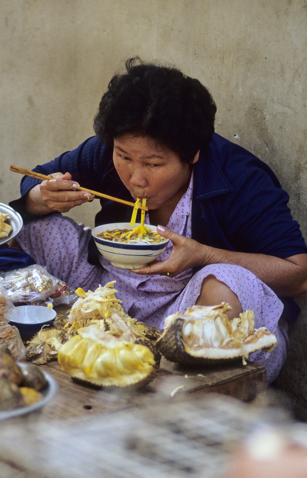 Bữa trưa của người bán hàng trên phố.
