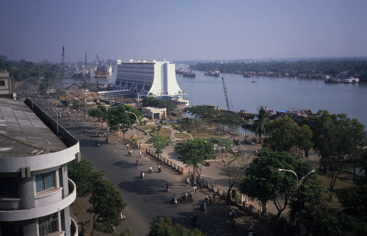Khu vực công viên bến Bạch Đằng nhìn từ khách sạn Majestic. Lúc này khách sạn nổi 5 sao Saigon Hotel neo đậu ở bến Bạch Đằng. Đây Là khách sạn nổi đầu tiên trên thế giới, được đóng tại Singapore và hoàn thiện vào năm 1988. Công trình nhổ neo rời TP. HCM năm 1997.