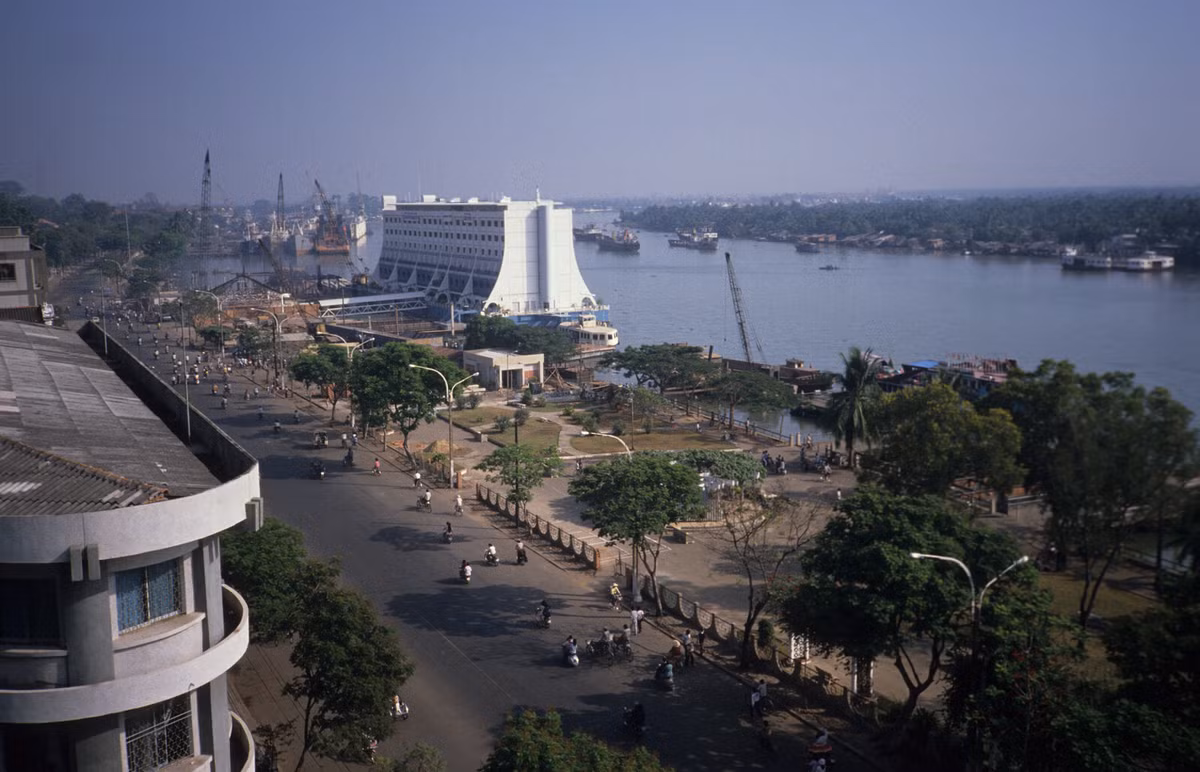 Khu vực công viên bến Bạch Đằng nhìn từ khách sạn Majestic. Lúc này khách sạn nổi 5 sao Saigon Hotel neo đậu ở bến Bạch Đằng. Đây Là khách sạn nổi đầu tiên trên thế giới, được đóng tại Singapore và hoàn thiện vào năm 1988. Công trình nhổ neo rời TP. HCM năm 1997.