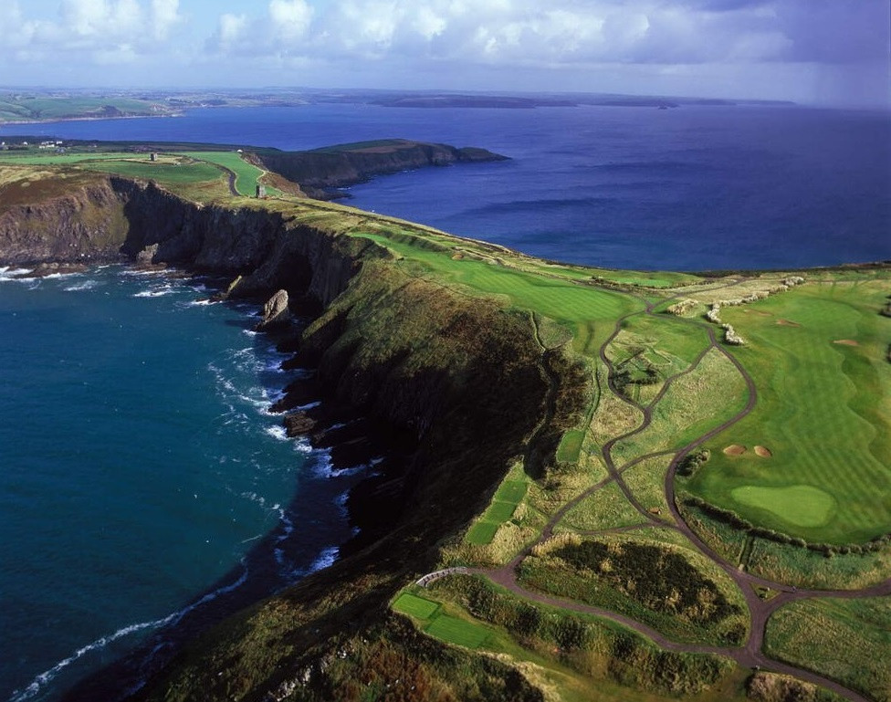 Old Head Golf Links, County Cork, Ireland: Hạt County Cork của Ireland là một điểm đến ưa thích của du khách muốn nghỉ dưỡng ở ven biển Đại Tây Dương. Và Old Head Golf Links ở đây là một trong những nơi thú vị nhất để chơi golf trên thế giới. Sân golf par 72 này rộng gần 90 ha, có khung cảnh ấn tượng khiến bạn cảm thấy như đang ở rìa thế giới. Ảnh: Hearstapps.
