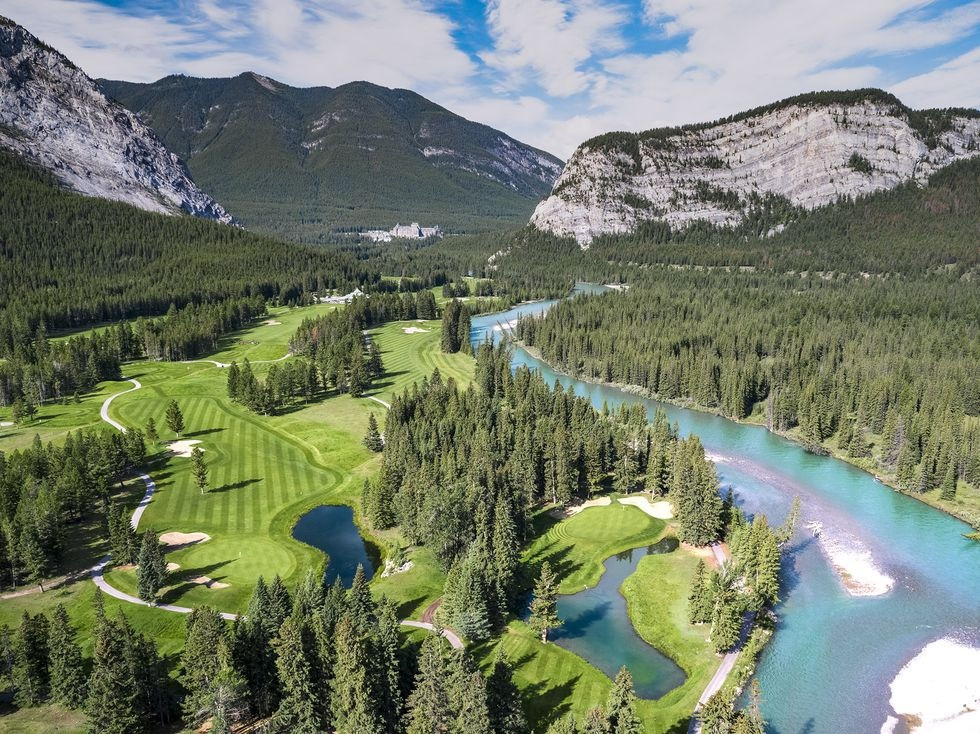Sân golf Fairmont Banff Springs, Alberta, Canada: Danh sách các sân golf đẹp nhất thế giới sẽ không hoàn chỉnh nếu không điểm tên Fairmont Banff Springs, nơi du khách có thể thả hồn vào thiên nhiên, ngắm nhìn phong cảnh núi non hùng vĩ. Nằm trong công viên quốc gia Banff, sân golf được thừa hưởng vẻ đẹp tự nhiên của nơi đây. Được thiết kế bởi người con bản xứ Stanley Thompson, sân 18 lỗ, số par 71, tận dụng tối đa 6.344 m khung cảnh núi cao. Ảnh: Jacob Sjoman.