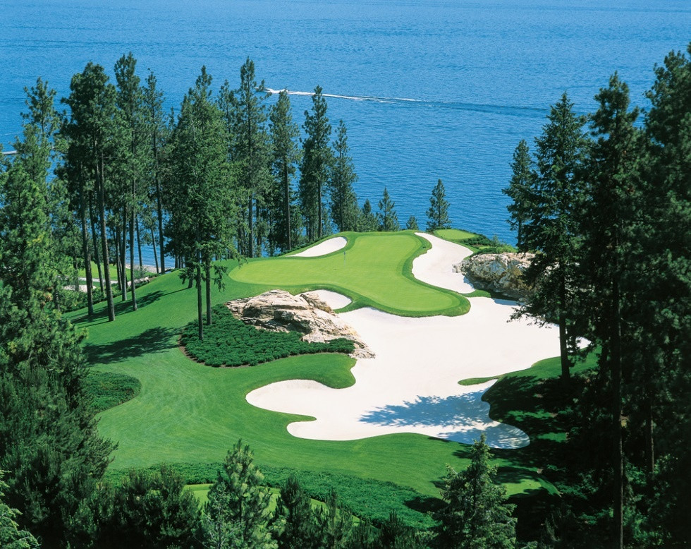 Sân golf The Coeur d'Alene Resort, Idaho, Mỹ: Nằm dọc theo bờ hồ Coeur d'Alene hoang sơ ở phía Bắc Idaho, sân golf này là nơi duy nhất trên thế giới có lỗ gold nằm "lênh đênh" giữa hồ nước. Sân golf The Coeur d'Alene Resort 18 lỗ, par 71, có những green được thiết kế hình dáng đa dạng, nổi bật giữa khung cảnh thiên nhiên yên bình. Ảnh: Coeur D'Alene Resort.