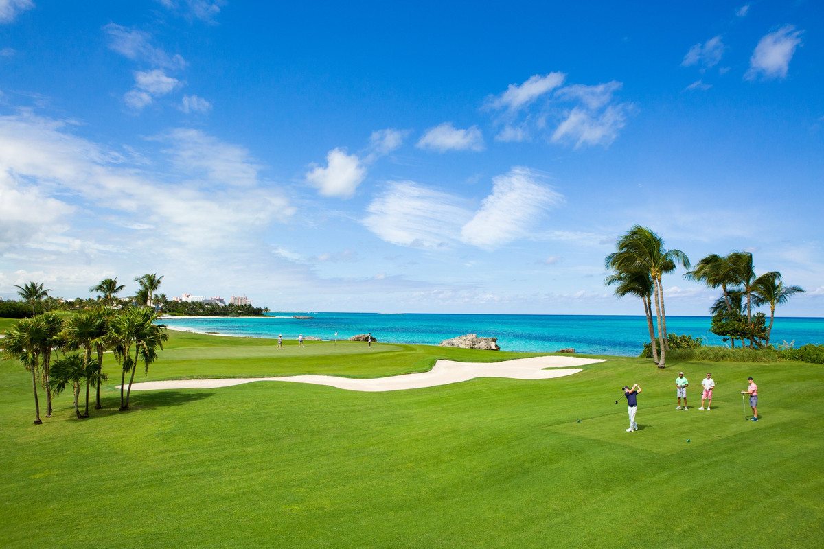 Sân gôn Ocean Club, đảo Paradise, Bahamas: Ocean Club tận dụng lợi thế của hòn đảo nhiệt đới để xây dựng một sân 18 lỗ tuyệt đẹp, dài gần 6.500 m. Nằm uốn lượn dọc theo vùng biển Caribbean, Ocean Club là một trong những sân chơi nổi tiếng nhất của khu vực và trên thế giới. Ảnh: Ocean Club.