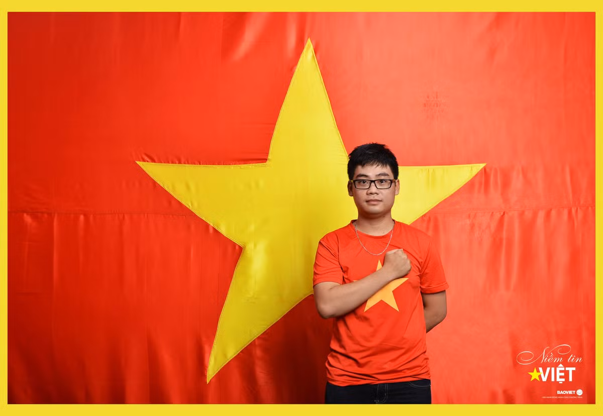 Bạn trẻ Phạm Hồng Thái, tác giả "Lời hứa với Tổ quốc" cho biết những dòng thơ được bạn nghĩ ra trong đầu khi đứng chụp ảnh cùng lá cờ đỏ sao vàng, với bàn tay đặt tại trái tim hướng suy nghĩ, niềm tin về Tổ quốc.