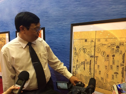 Giáo sư Trịnh Khắc Mạnh - nguyên Viện trưởng Viện nghiên cứu Hán Nôm đang giới thiệu về các tấm bản đồ cổ khẳng định Hoàng Sa, Trường Sa là của Việt Nam .