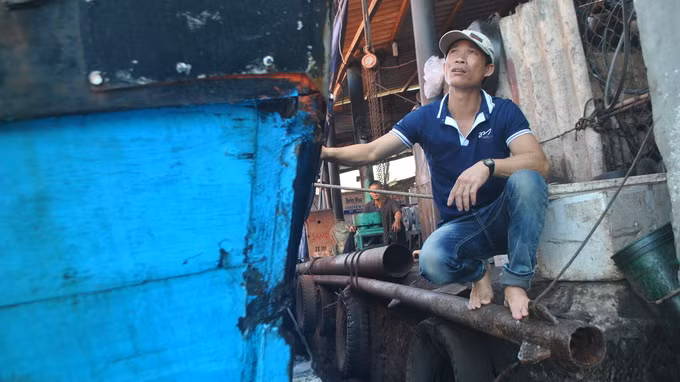 Đuôi tàu bên phải với nhiều vết nứt, vết trầy - Ảnh: Trần Mai/TTO