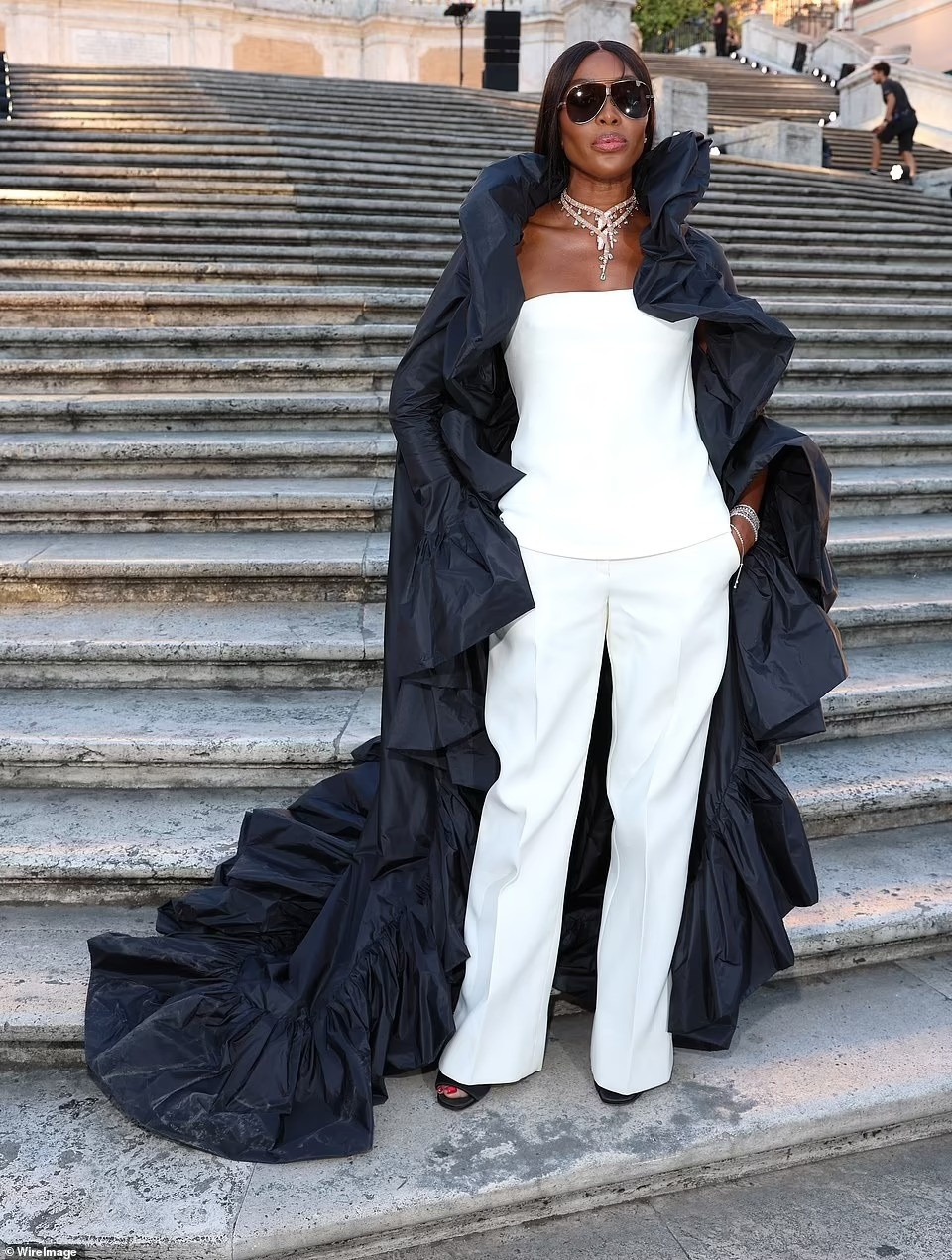 Minh tinh 'Black Widow' lang xe mot khong noi y-Hinh-8