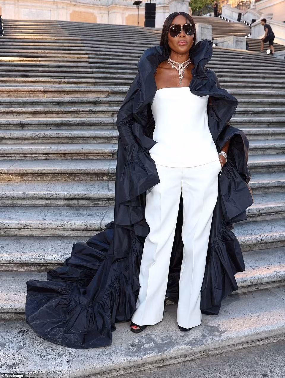 Minh tinh 'Black Widow' lang xe mot khong noi y-Hinh-8