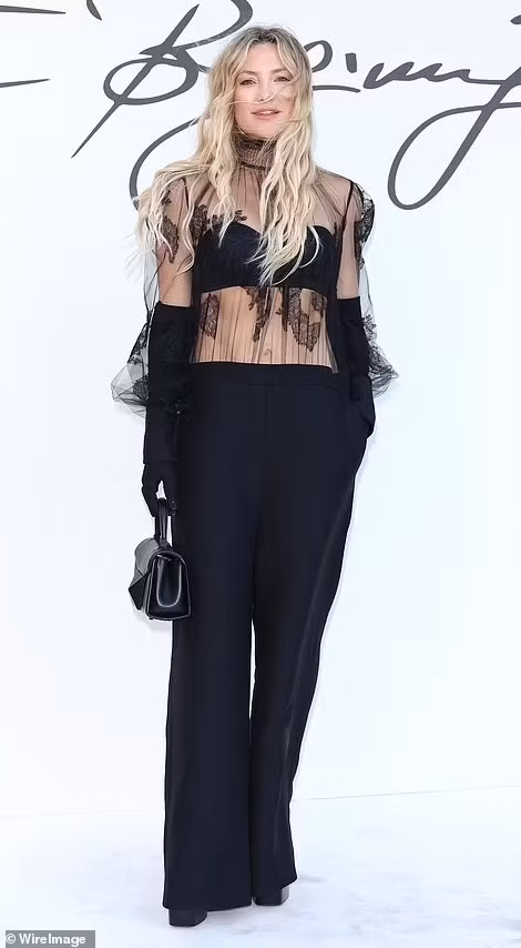 Minh tinh 'Black Widow' lang xe mot khong noi y-Hinh-11