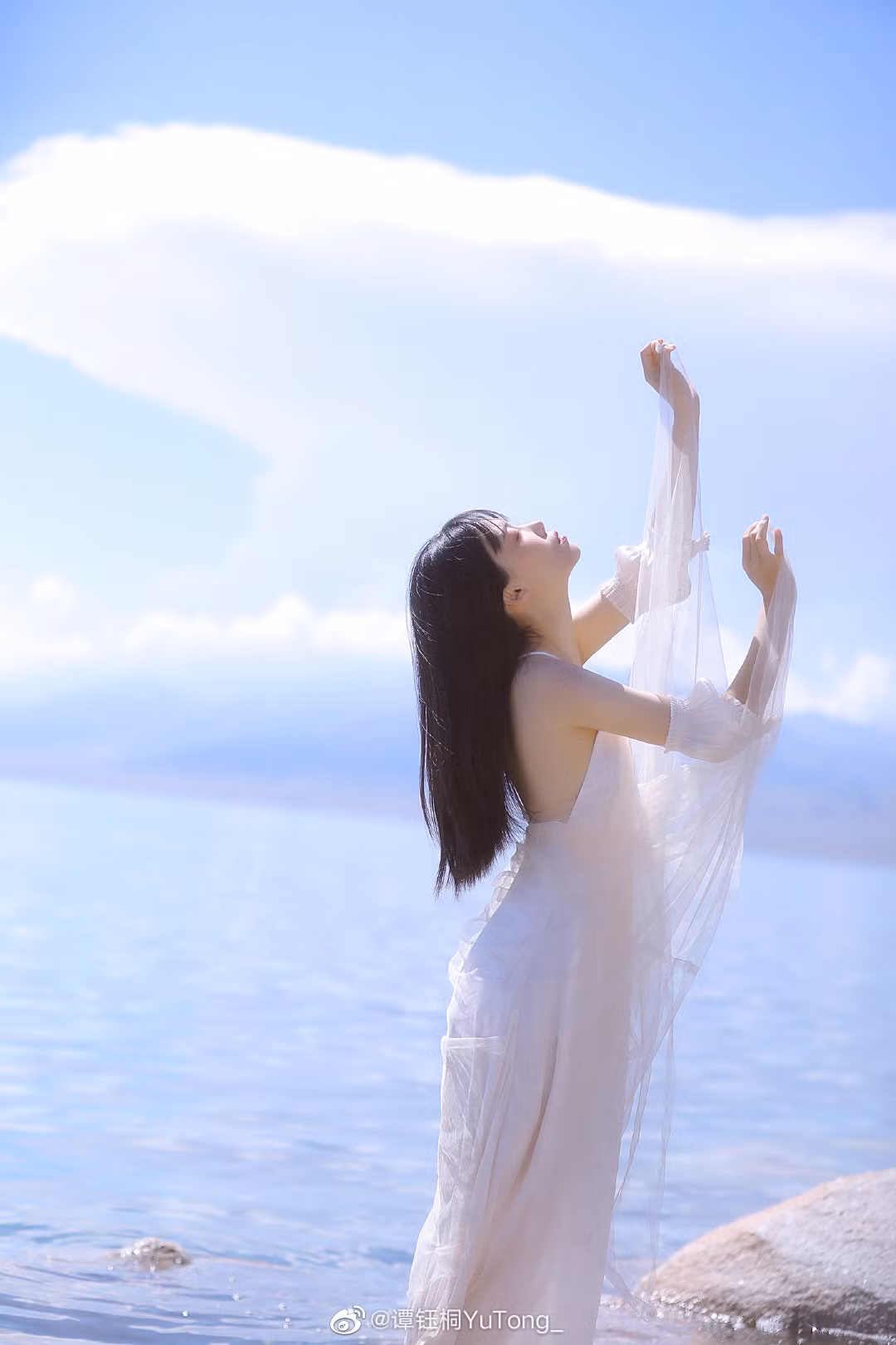 Thieu nu Trung Quoc xinh dep dien vay canh chuon di bien-Hinh-3