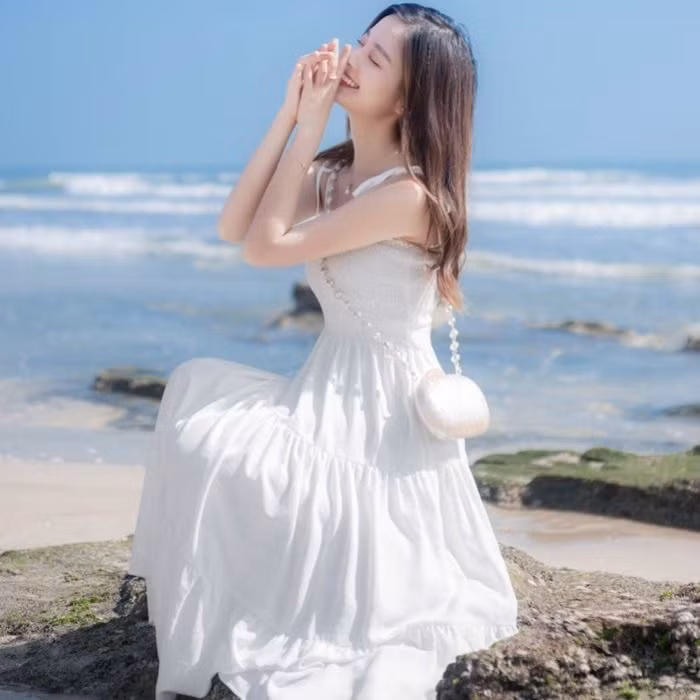 Thieu nu Trung Quoc xinh dep dien vay canh chuon di bien-Hinh-9