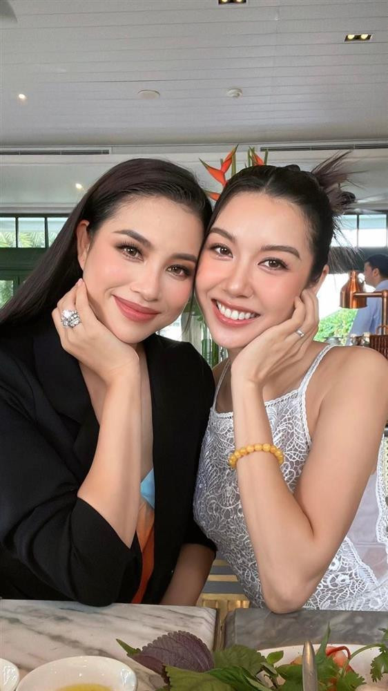 hạm Hương - Thúy Vân đẹp "một chín một mười" khi đọ sắc trong cùng khung hình.