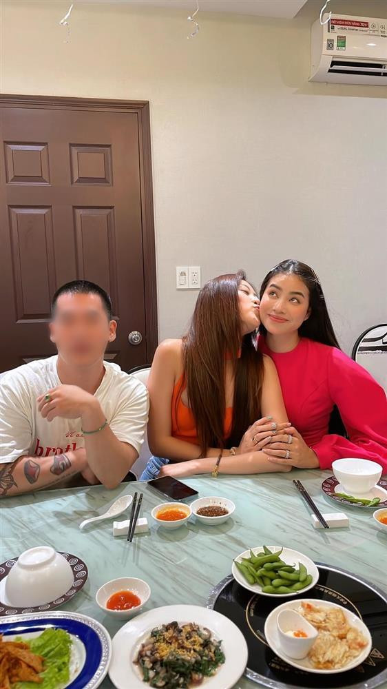 Khánh Vân không ngại thơm má đàn chị, thể hiện mối quan hệ thân thiết