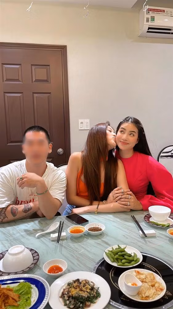 Khánh Vân không ngại thơm má đàn chị, thể hiện mối quan hệ thân thiết