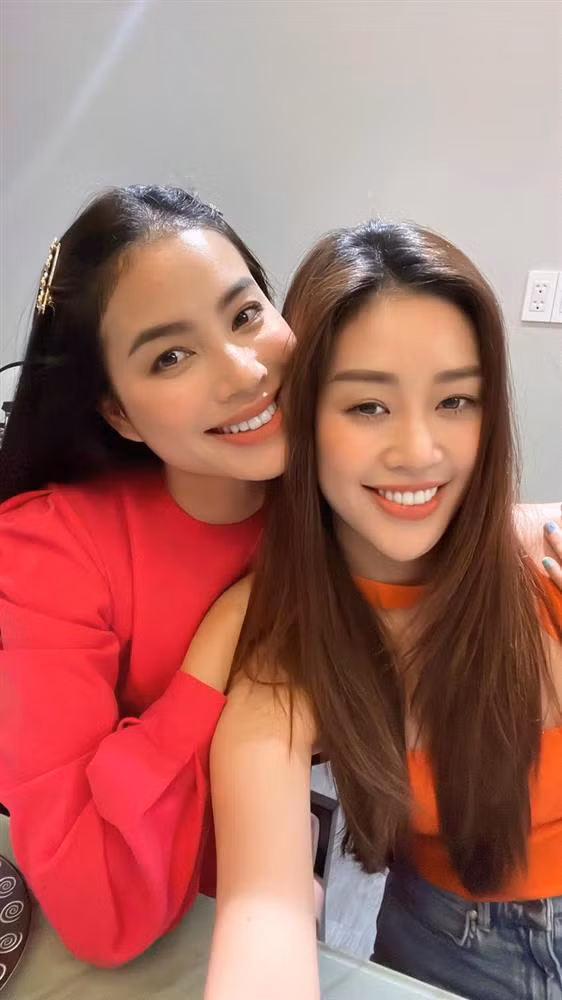 br/> Mới đây, Phạm Hương chia sẻ khoảnh khắc thân mật tụ họp cùng đàn em Hoa hậu hoàn vũ Khánh Vân. Cả hai tạo dáng nhí nhố trong cùng một khung hình. Hơn đàn em 4 tuổi và đã trải qua 2 lần sinh nở song Phạm Hương vẫn được khen ngợi trẻ trung, "ăn đứt" Khánh Vân.