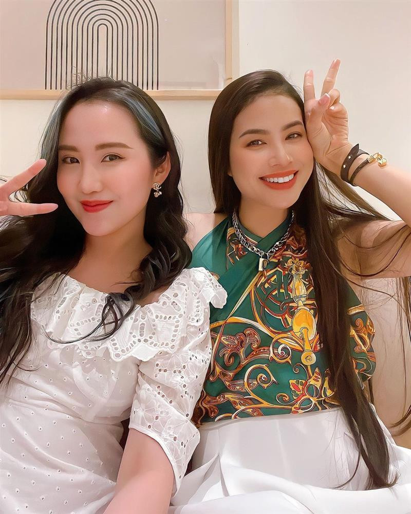 ược biết cả hai là chị em thân thiết với nhau. Thời điểm Phạm Hương dự thi Hoa hậu Hoàn vũ ở Mỹ, đích thân Primmy Trương còn không ngần ngại khoảng cách địa lý để sang Mỹ cổ vũ cho Phạm Hương. Bởi thế nên trong lần về thăm Việt Nam này, Phạm Hương đã sang thăm bà xã Phan Thành.