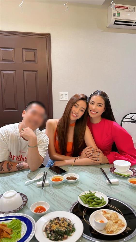 Cả hai lên đồ thoải mái, không trang điểm gì nhiều nhưng vẫn khoe được nhan sắc rực rỡ.