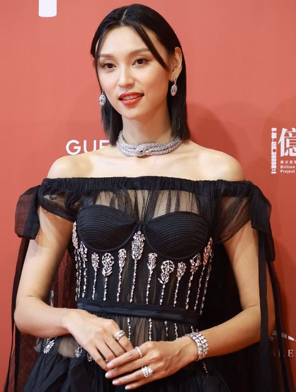 Chau Tu Na bi che mac phan cam tren tham do Kim Tuong 2022-Hinh-5