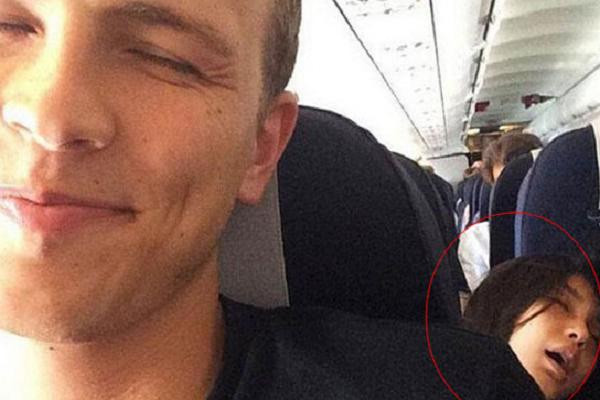 hoảnh khắc Angela Baby ngủ há miệng trên máy bay từng viral khắp mạng xã hội. Nữ diễn viên là minh chứng cho câu nói: "Đừng ngủ khi bạn bè còn thức".