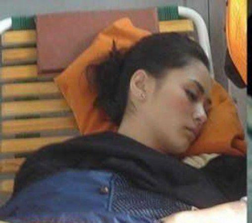 ư dân mạng từng tranh cãi Chung Hân Đồng đang ngủ hay đang thức, bởi cô... ngủ mở mắt.