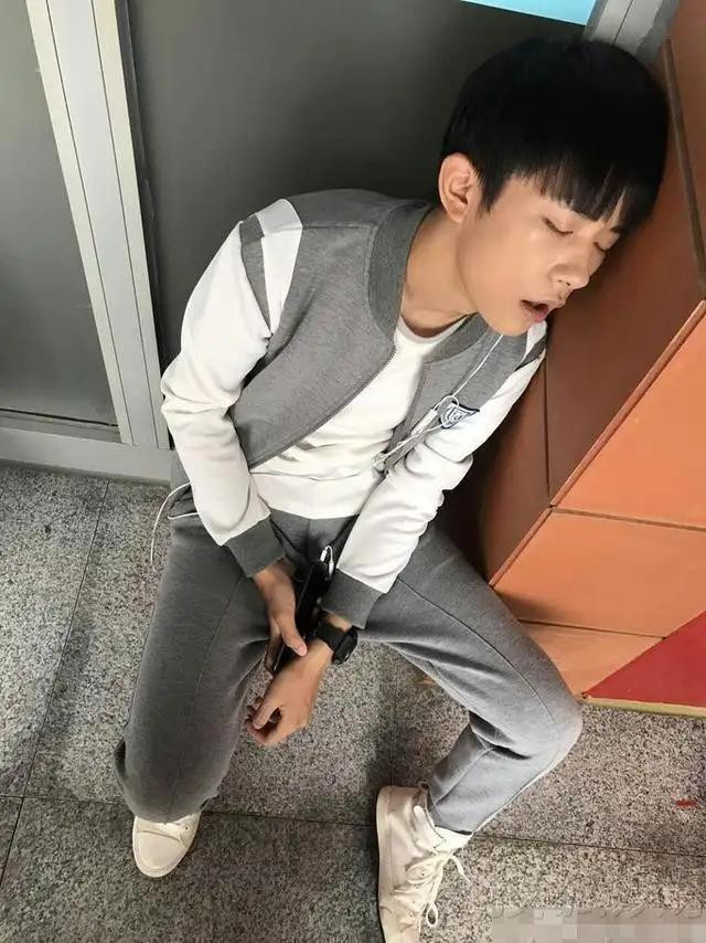 hay vì là ngôi sao phòng vé, Dịch Dương Thiên Tỷ cũng chỉ là một cậu em trai nhỏ bé khi ngủ say.