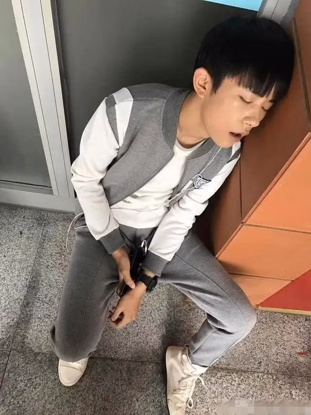 Thay vì là ngôi sao phòng vé, Dịch Dương Thiên Tỷ cũng chỉ là một cậu em trai nhỏ bé khi ngủ say.