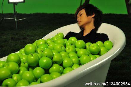 ì quá mệt nên Lý Vũ Xuân đã chợp mắt ngay khi đang ghi hình. Nữ ca sĩ nằm trong một bồn tắm chứa đầy những quả táo giả.