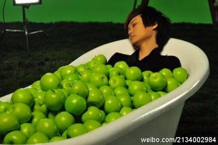 Vì quá mệt nên Lý Vũ Xuân đã chợp mắt ngay khi đang ghi hình. Nữ ca sĩ nằm trong một bồn tắm chứa đầy những quả táo giả.