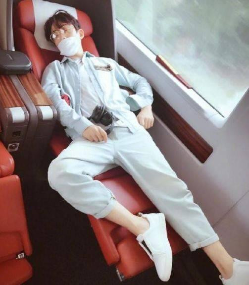 hu Nhất Long có dáng ngủ tương đối bình thường. Anh cẩn trọng đeo khẩu trang tránh việc bị "dìm hàng".