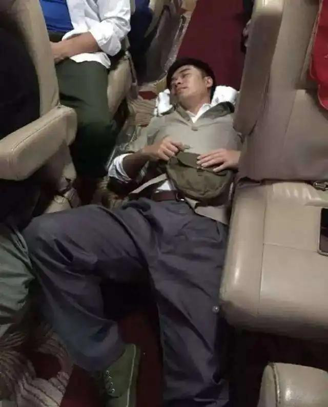 rần Hách không ngại việc nằm ngủ ngay giữa lối đi trên tàu, ắt hẳn anh đã quá mệt mỏi sau một ngày dài ghi hình.
