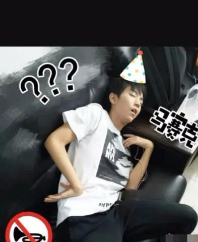 áng ngủ độc đáo của Vương Tuấn Khải khiến người hâm mộ không khỏi bật cười. Vẫn không hiểu sao anh có thể giữ tư thế này trong suốt thời gian ngủ.