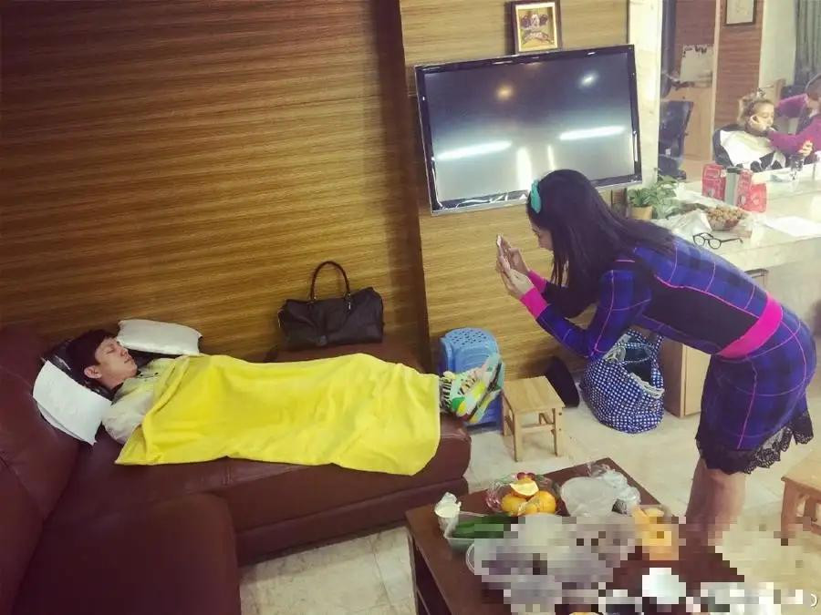 ạ Na tiết lộ trong máy cô sở hữu rất nhiều bức ảnh chụp Hà Cảnh và bạn bè đang ngủ.