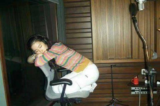 ưu Diệc Phi và tư thế ngủ vô cùng độc đáo. Nhiều người tự hỏi đây có phải cách ngủ riêng của "thần tiên tỷ tỷ"?