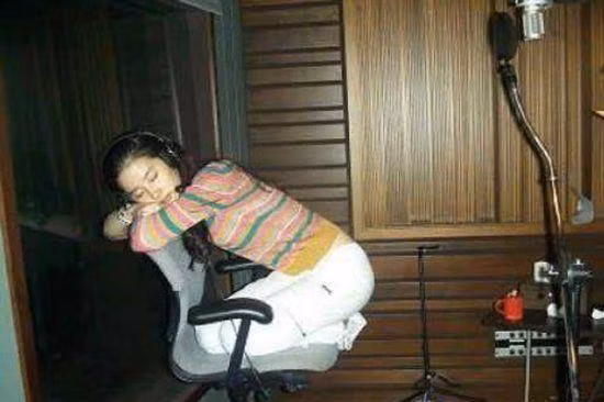 Lưu Diệc Phi và tư thế ngủ vô cùng độc đáo. Nhiều người tự hỏi đây có phải cách ngủ riêng của "thần tiên tỷ tỷ"?